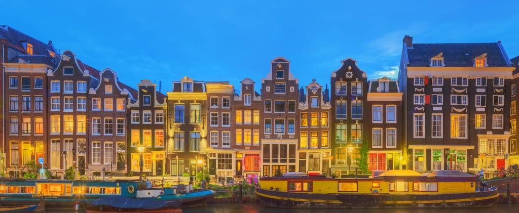 Amsterdamse huizen in de nacht