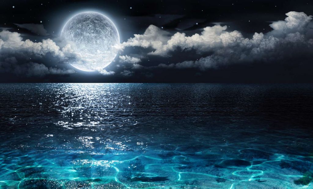 Volle maan boven de zee