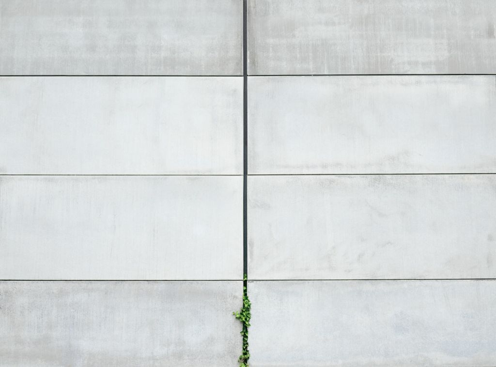 Muur van betonnen platen 