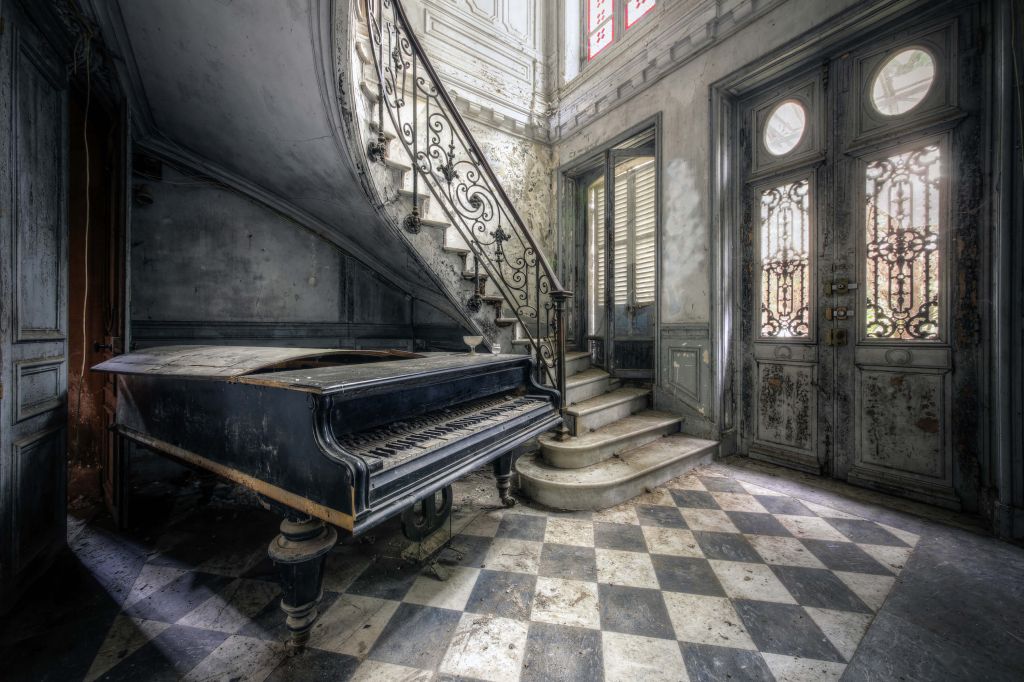 Piano in een verlaten ruimte