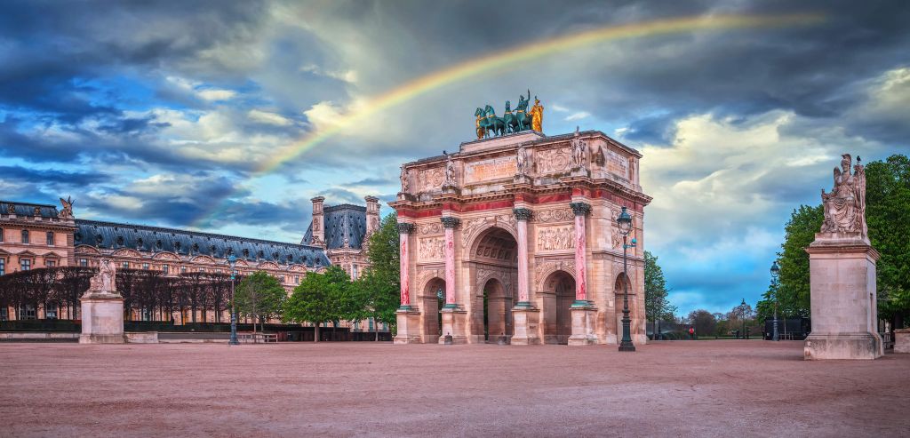 Regenboog bij Arc de Triomphe