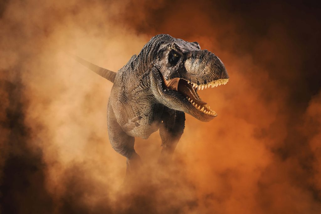 Tyrannosaurus lopend door de rook