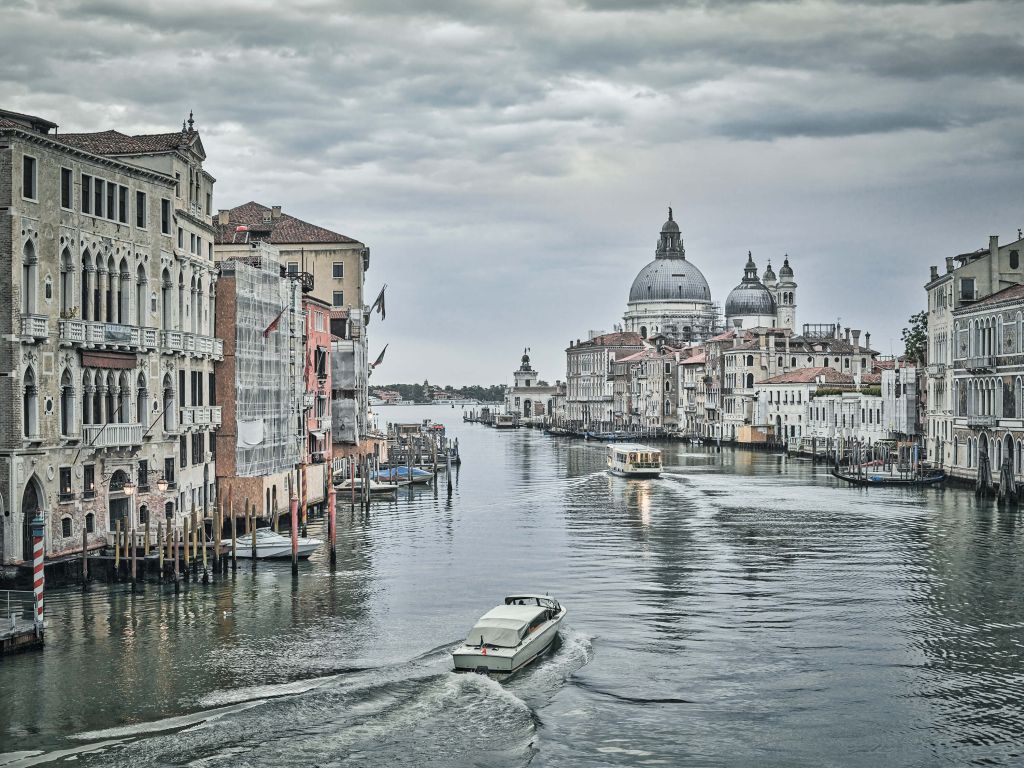 Kanaal met boten in Venetië